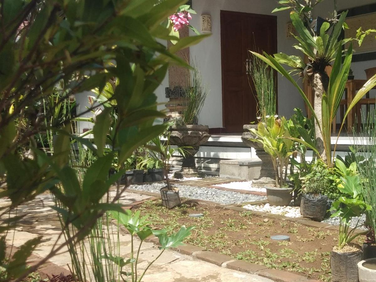 Serongga Guest House Lebih ภายนอก รูปภาพ