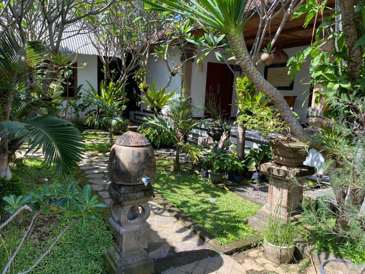 Serongga Guest House Lebih ภายนอก รูปภาพ