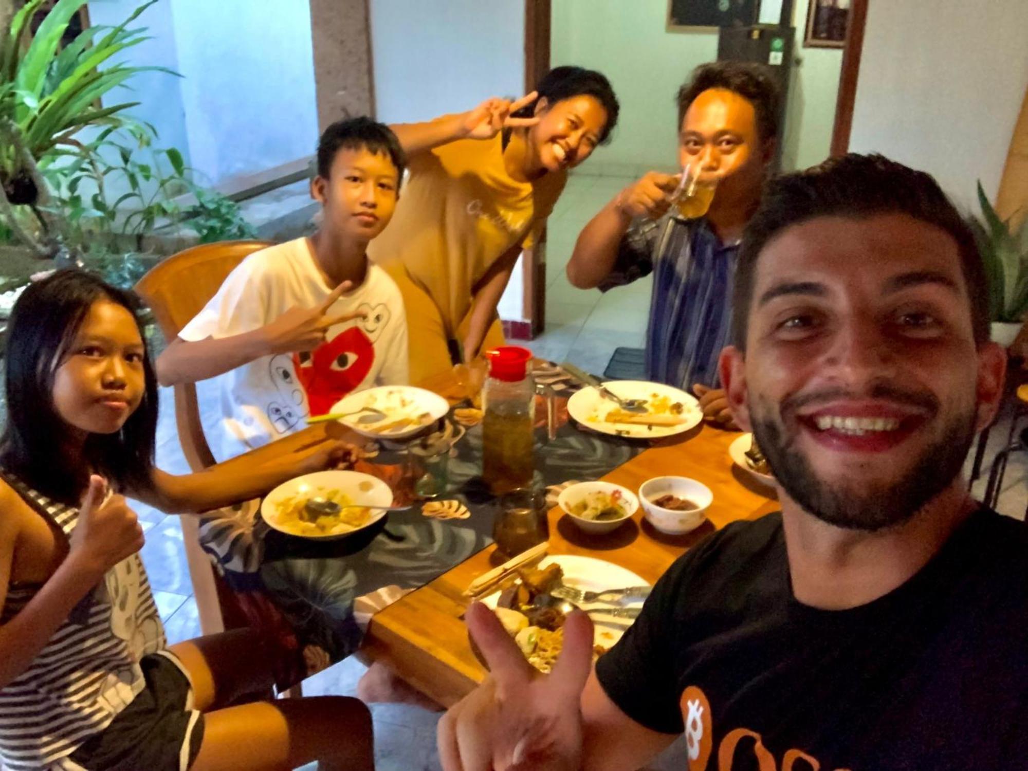 Serongga Guest House Lebih ภายนอก รูปภาพ