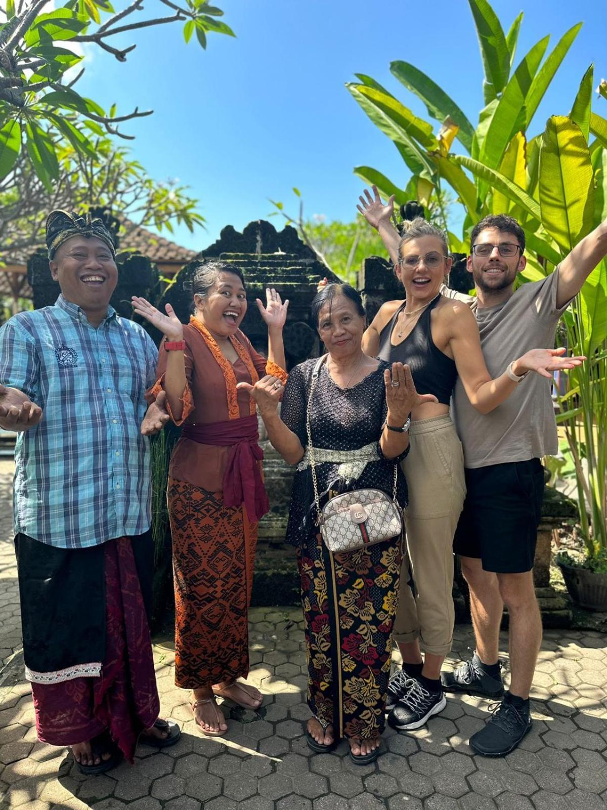 Serongga Guest House Lebih ภายนอก รูปภาพ