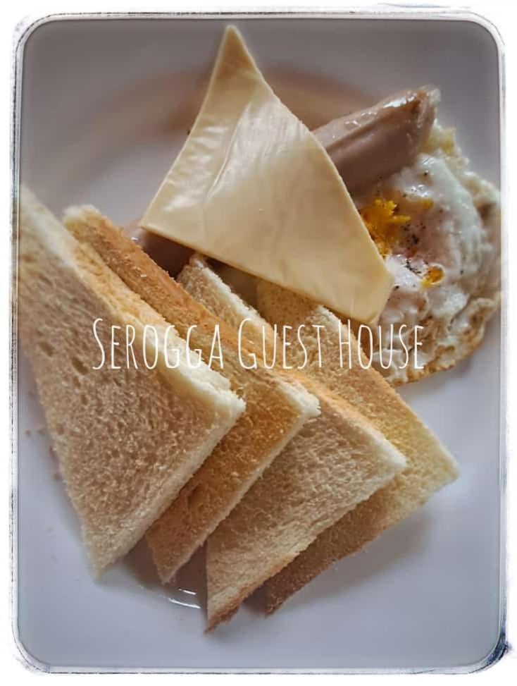 Serongga Guest House Lebih ภายนอก รูปภาพ