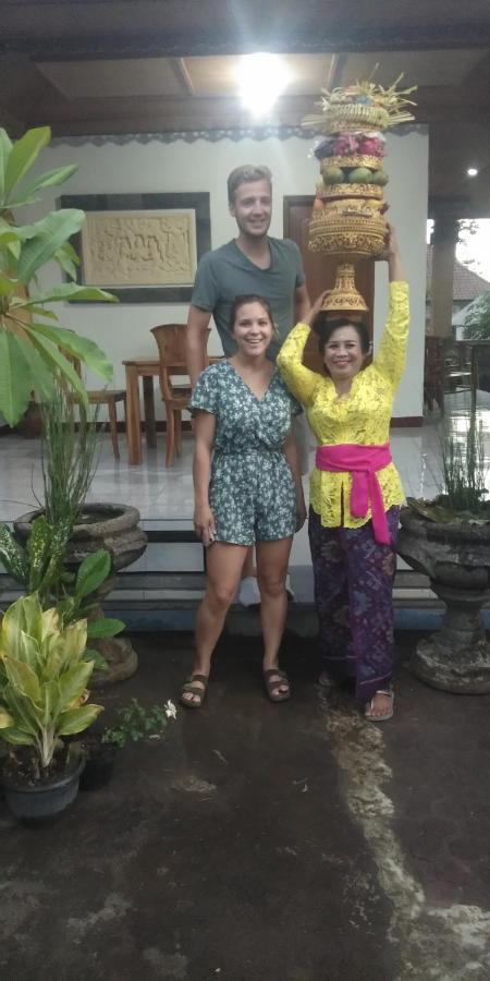 Serongga Guest House Lebih ภายนอก รูปภาพ